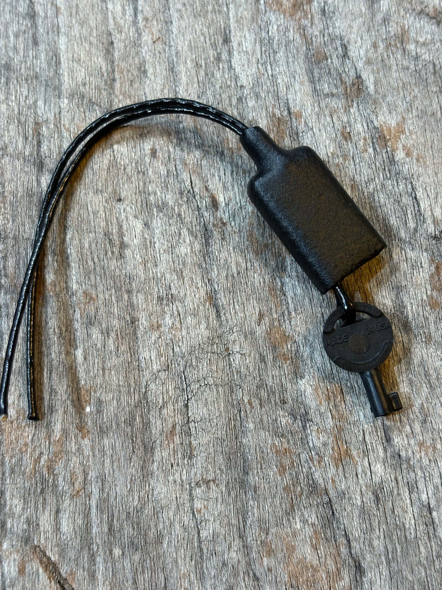 Shomer-Tec Zipper Pull Handcuff Key